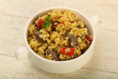 Tavuk kalbi ve kuru domatesli bulgur.