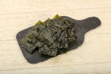 Ahşap arka plan üzerinde fiş gevrek Nori yaprak