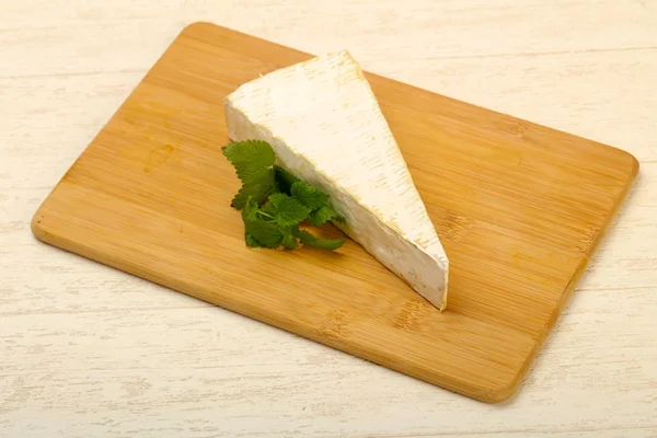 Queijo Brie Sobre Tábua Madeira — Fotografia de Stock