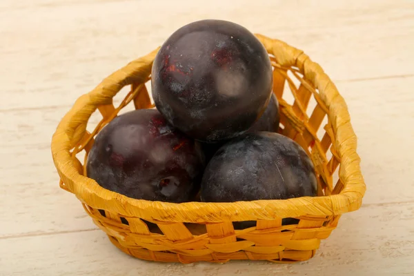 Ahşap zemin üzerinde olgun taze erikler