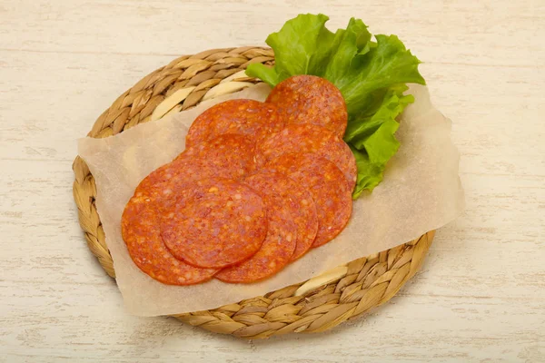 Pepperoni Szeletelt Kolbászt Mint Fából Készült Háttér — Stock Fotó