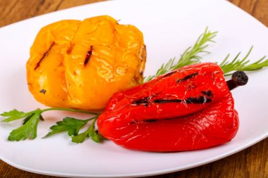 Izgara biber biberiye ve maydanoz ile