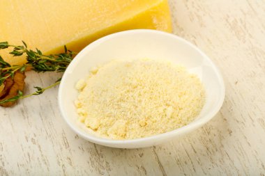 Parmesan rendelenmiş peynir yığın ceviz ve kekik ile
