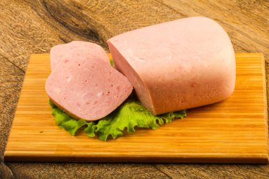 Jambon sosis salata üzerinde yemek için hazır bırakır