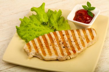 Baharatlar ve sos ızgara hindi biftek