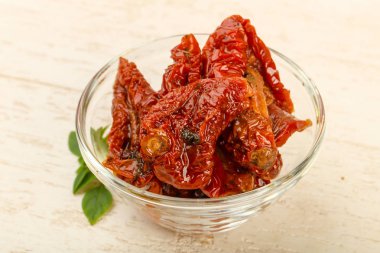 Fesleğen yapraklı kuru domates.