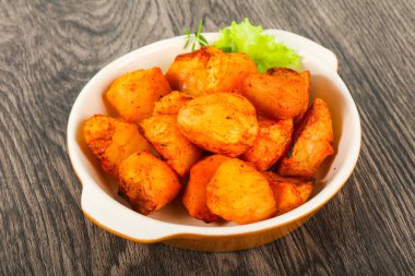 Otlu fırında patates.