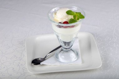 Nane ve çilek ile dondurma