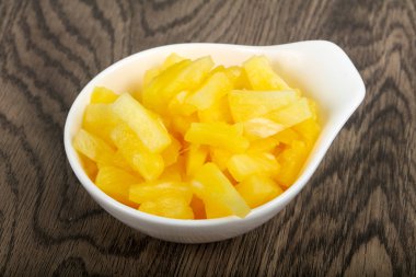 Kabın içinde Konserve ananas