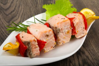 Biber ve limon ile som balığı şiş