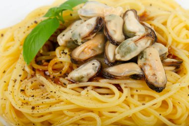 Fesleğen yaprakları ile midye makarna servis