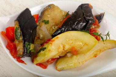 Buğulanmış sebze - patlıcan, domates, biber ve kabak