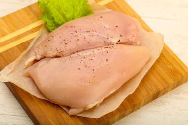 Biber yemek pişirmek için hazır çiğ tavuk göğsü