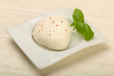 Fesleğen yaprakları ile Mozzarella peyniri