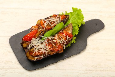 et ve peynir ile doldurulmuş patlıcan