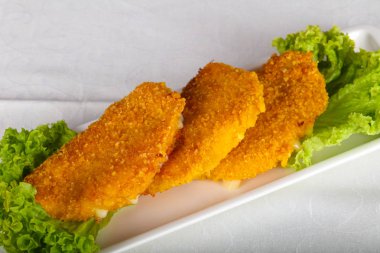 Kızarmış peynir salata yaprakları ile