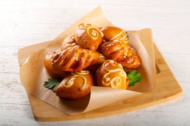 Pasta pasta et, patates ve lahana ile