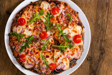 Jambonlu, peynirli ve domatesli pizza.