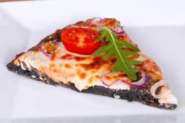 Jambonlu, peynirli ve domatesli pizza.