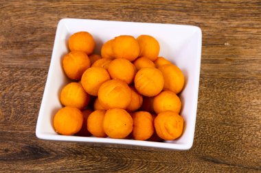 Sıcak patates topları ahşap arka plan üzerinde