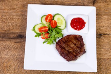 Sığır eti biftek sosu ve salata sosu ile