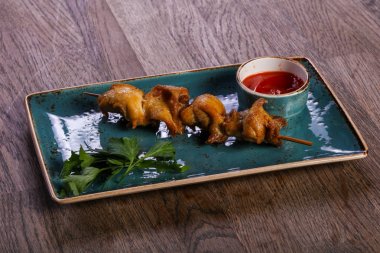 Tavuk şiş sos ve maydanoz ile