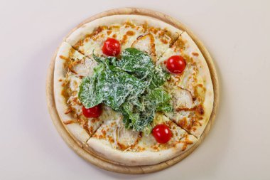 Sezar pizza ile parmesan peynir