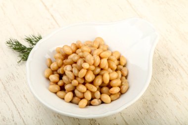 Dereotu şubesi ile kasede beyaz börülce