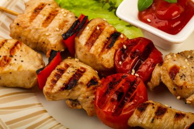 Izgara hindi şiş domates ve biber ile