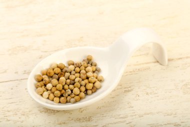 Ahşap arka plan üzerinde beyaz biber Mısır yığın