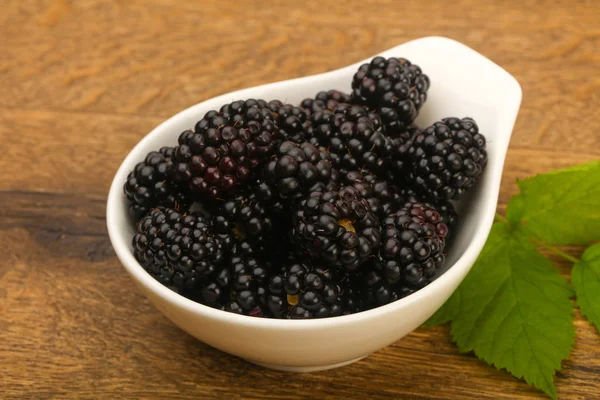 Schüssel Mit Brombeeren Mit Blättern Über Holzgrund — Stockfoto