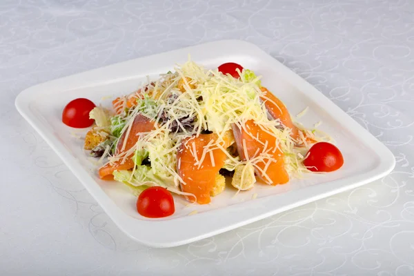 Salada Salmão Caesar Com Queijo Parmesão — Fotografia de Stock