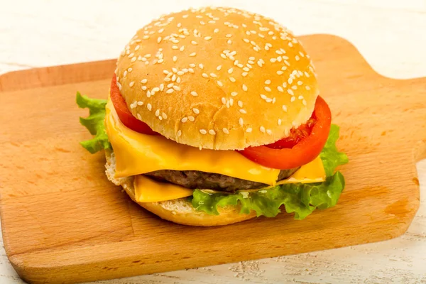 Hamburger Met Kaas Tomaat Sla Bladeren — Stockfoto