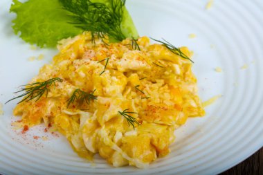 Sahanda yumurta beyaz masa arka plan üzerinde