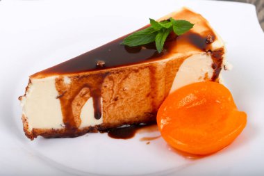 Peynirli kek çikolata ve kayısı ile