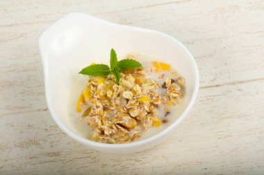 Muz, fındık ve nane ile müsli