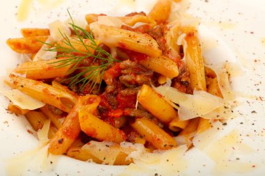 Penne bolognese parmesan peyniri ile