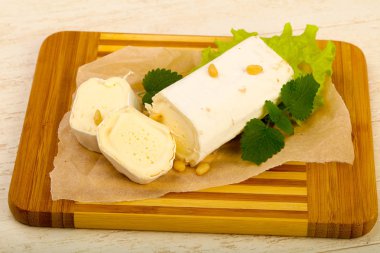 Sedir fıstıklı Brie peynirli rulo