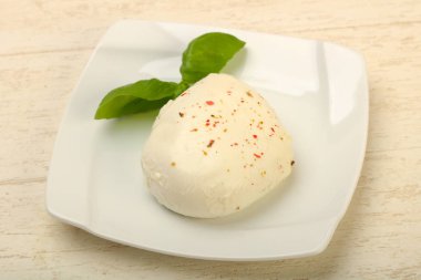 Fesleğen yaprakları ile Mozzarella peyniri
