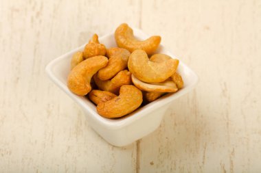 Kaju fıstığı yığın ahşap arka plan üzerinde