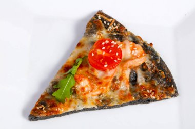 Karides ve roka ile pizza.