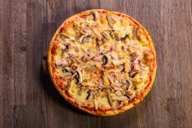 Jambon ve mantar pizza fesleğen hizmet