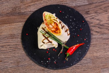 Tavuk ile biber hizmet tortilla rulo