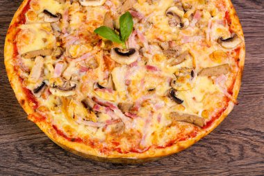 Jambon ve mantar pizza fesleğen hizmet