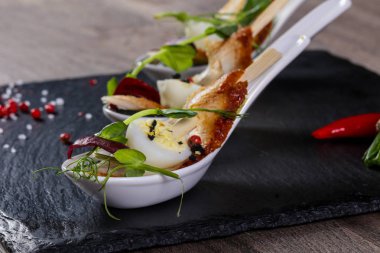 Yılan balığı ve Bıldırcın yumurta ile snack