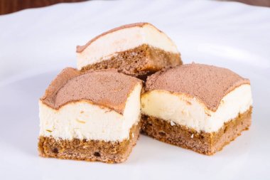 Kremalı tatlı ve taze kek. 