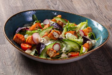 Izgara somon ve salatalık salatası