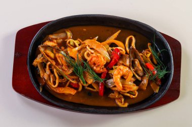 Deniz ürünleri makarna pan sos ile