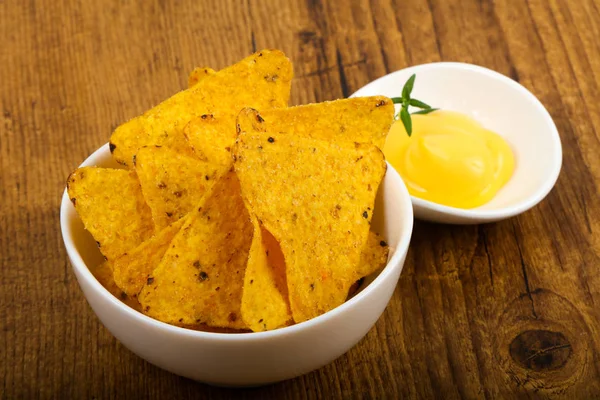 Nacho peynirli sos ile