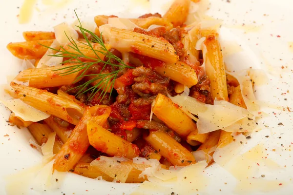 Penne bolognese parmesan peyniri ile